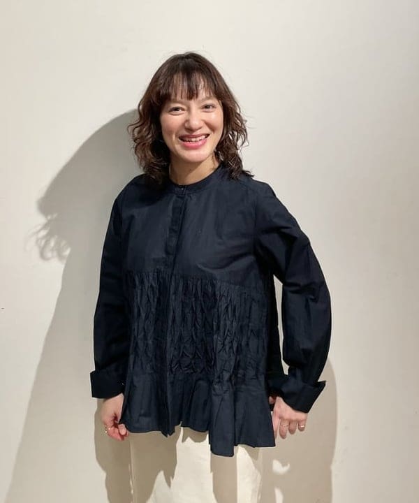 IZUMI MAYUMIさんの「BEAMS WOMEN｜【別注】ne Quittez pas / コットンポプリン ウエーブタック ブラウス」を使ったコーディネート