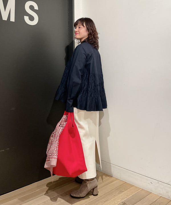 IZUMI MAYUMIさんの「BEAMS WOMEN｜【別注】ne Quittez pas / コットンポプリン ウエーブタック ブラウス」を使ったコーディネート