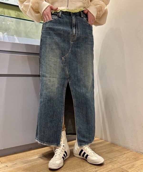 シミズ ネネさんの「BEAMS WOMEN｜【別注】RED CARD TOKYO / Cameron デニムスカート」を使ったコーディネート
