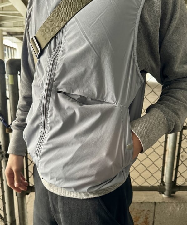 川崎 駿希さんの「BEAMS WOMEN｜撥水 ライトウェイト フーデッド ベスト」を使ったコーディネート