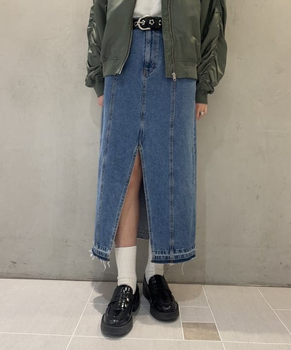 松田 陽茉莉さんの「BEAMS WOMEN｜デニム カットオフ スリット スカート デニム」を使ったコーディネート