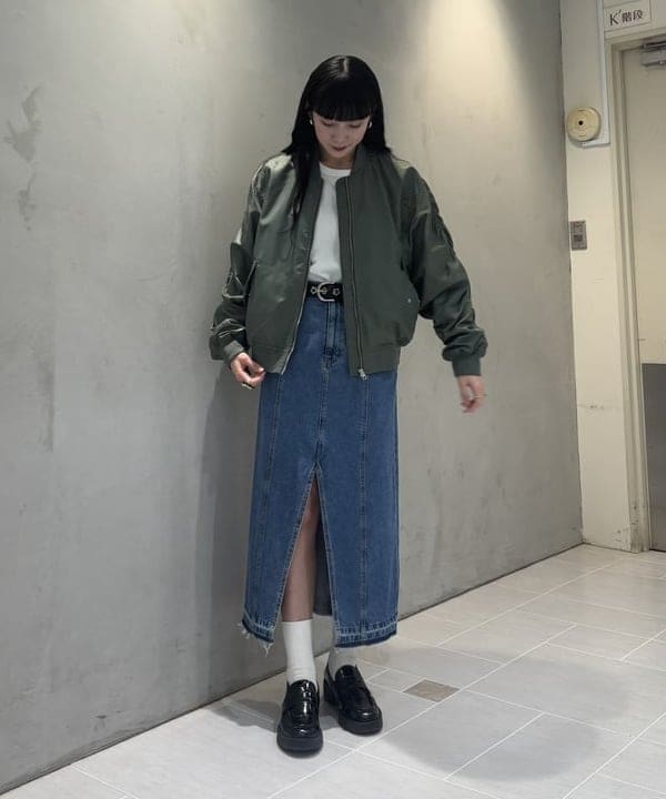 松田 陽茉莉さんの「BEAMS WOMEN｜デニム カットオフ スリット スカート デニム」を使ったコーディネート