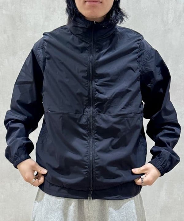 配島 孝明さんの「BEAMS WOMEN｜撥水 ライトウェイト フーデッド ベスト」を使ったコーディネート