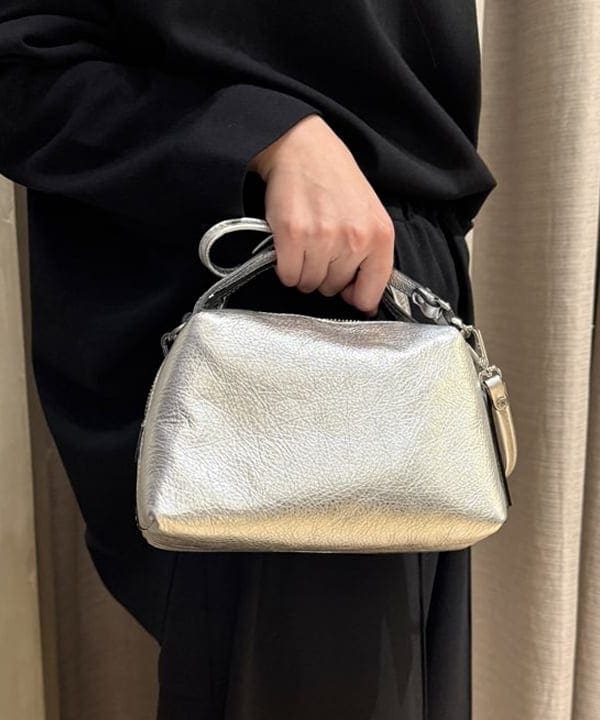 YUIさんの「BEAMS WOMEN｜GIANNI CHIARINI / メタリック ALIFA レザーショルダーバッグ S」を使ったコーディネート
