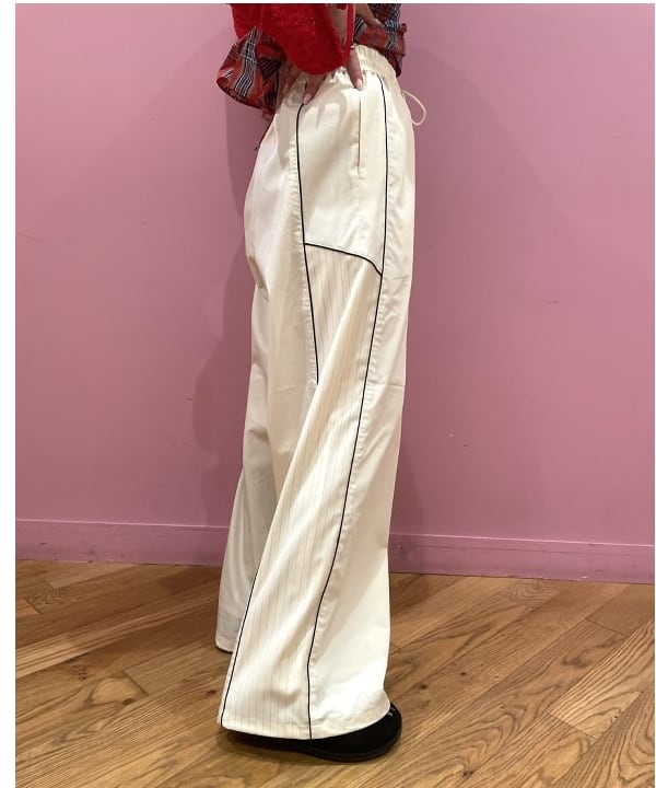 中江梨々香さんの「BEAMS WOMEN｜ストレッチレース クルーネック Tシャツ」を使ったコーディネート
