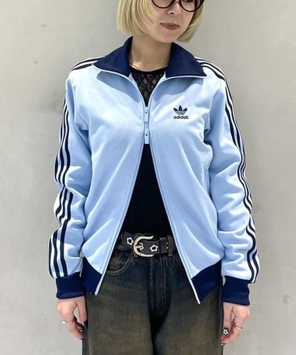 りりさんの「BEAMS WOMEN｜adidas / アディカラー クラシック トラックトップ」を使ったコーディネート