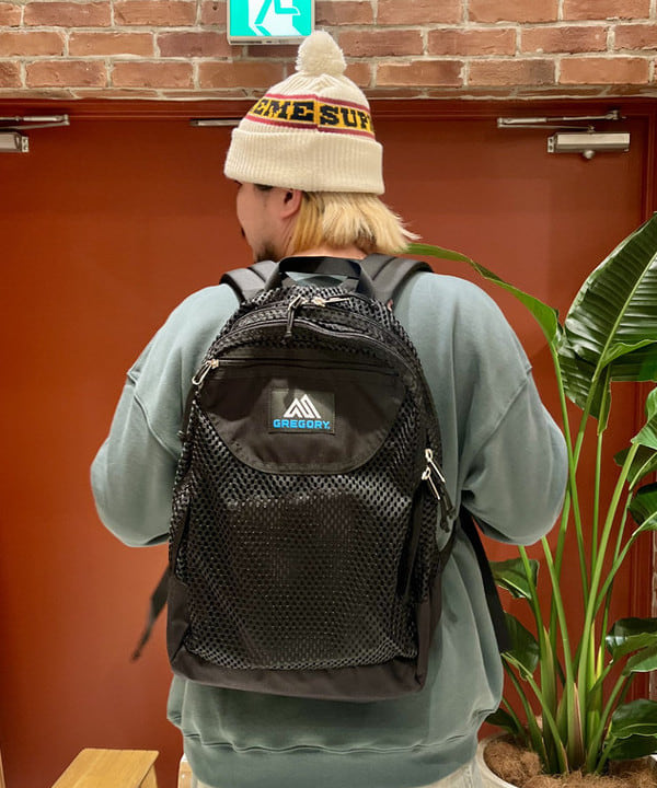 新里 京介さんの「BEAMS WOMEN｜BEAMS / ワイドフィット デニムパンツ」を使ったコーディネート