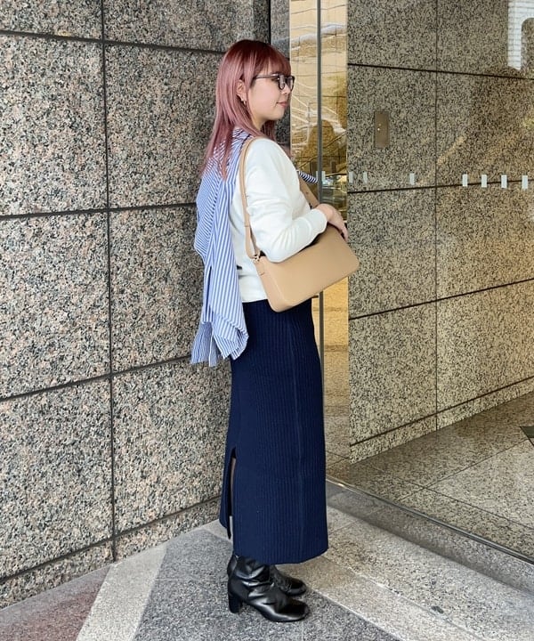 篠崎 香月さんの「BEAMS WOMEN｜AK+1 / ロゴ スウェット プルオーバー」を使ったコーディネート