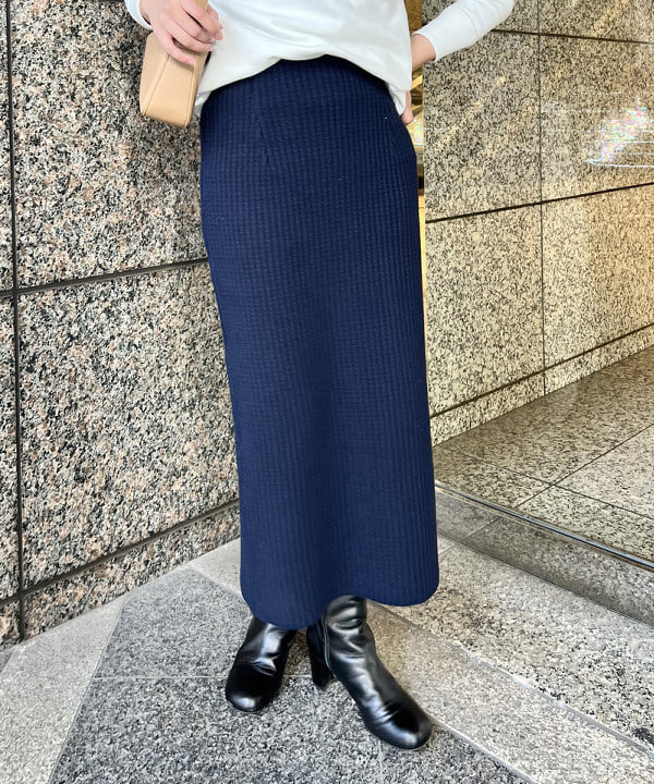 篠崎 香月さんの「BEAMS WOMEN｜AK+1 / ロゴ スウェット プルオーバー」を使ったコーディネート