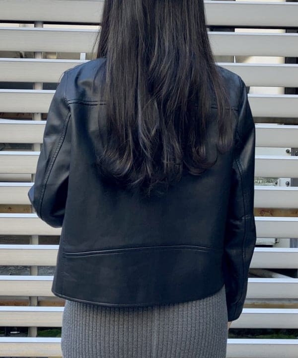 りえさんの「BEAMS WOMEN｜マット シープスキン ノーカラー ライダース ブルゾン」を使ったコーディネート