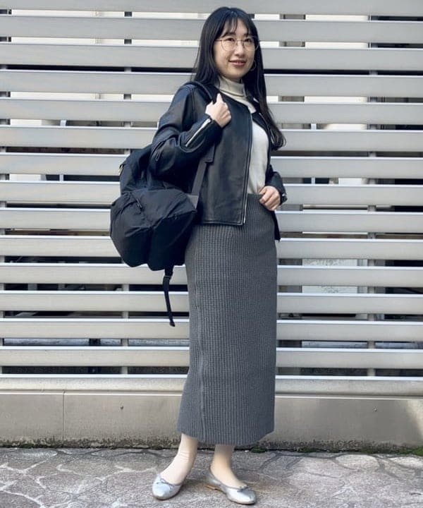 りえさんの「BEAMS WOMEN｜マット シープスキン ノーカラー ライダース ブルゾン」を使ったコーディネート