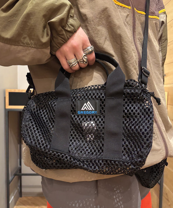 三宅 康平さんの「BEAMS WOMEN｜【別注】GREGORY / メッシュ PONY BAG」を使ったコーディネート