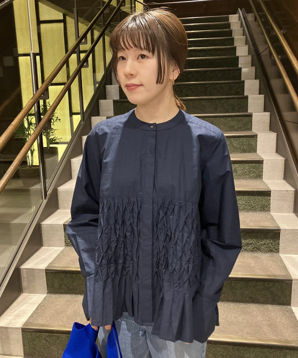SAKAIさんの「BEAMS WOMEN｜【別注】ne Quittez pas / コットンポプリン ウエーブタック ブラウス」を使ったコーディネート