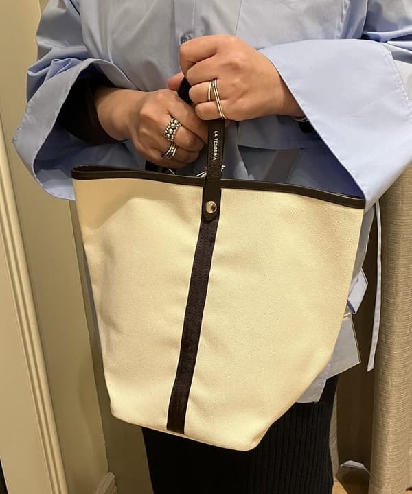 藤井 裕実子さんの「BEAMS WOMEN｜AK+1 / ワイドカフス シャツ」を使ったコーディネート
