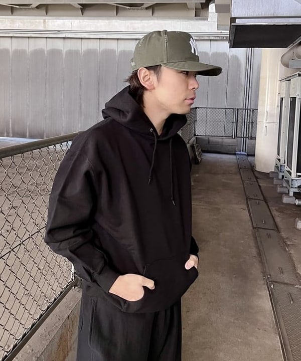 槙山 賢斗さんの「BEAMS WOMEN｜ヘビーウェイト フーディ」を使ったコーディネート