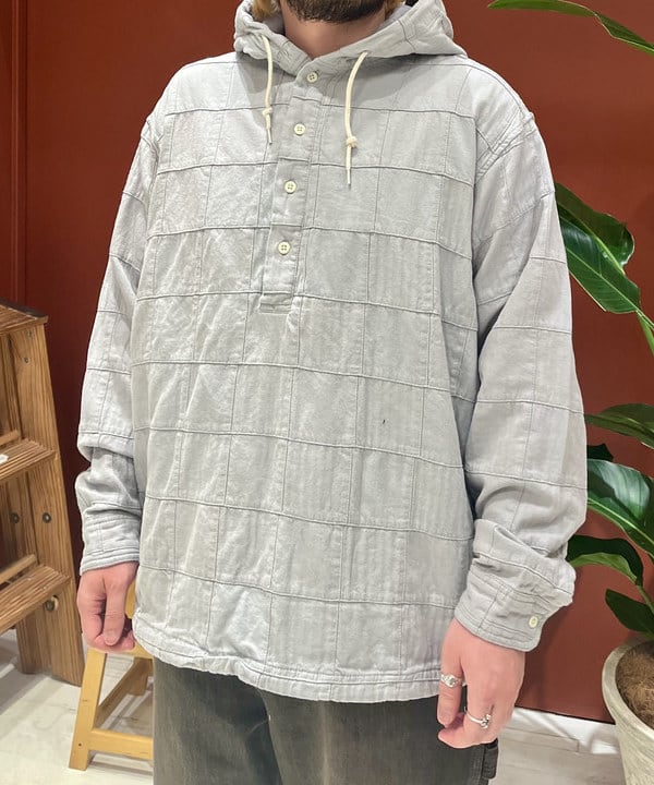 新里 京介さんの「BEAMS WOMEN｜パッチワーク ヘリンボーン フードシャツ」を使ったコーディネート