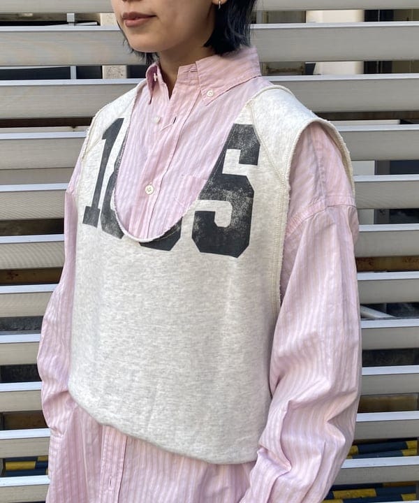 オカモト ミサキさんの「BEAMS WOMEN｜ドビー ストライプ ビッグ ボタンダウン シャツ」を使ったコーディネート