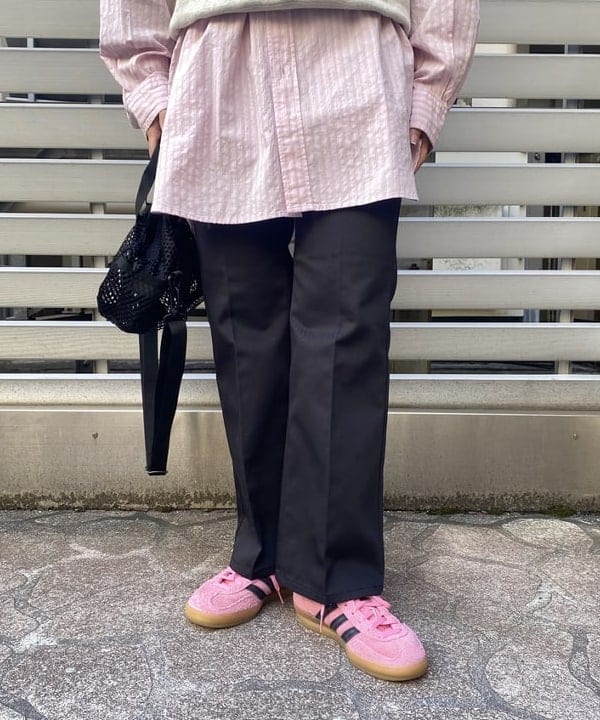 オカモト ミサキさんの「BEAMS WOMEN｜ドビー ストライプ ビッグ ボタンダウン シャツ」を使ったコーディネート