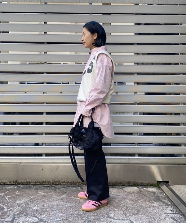 オカモト ミサキさんの「BEAMS WOMEN｜ドビー ストライプ ビッグ ボタンダウン シャツ」を使ったコーディネート