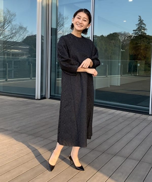 桑原 ふみさんの「BEAMS WOMEN｜フクレ織りジャカード パフスリーブ ドレス＊」を使ったコーディネート