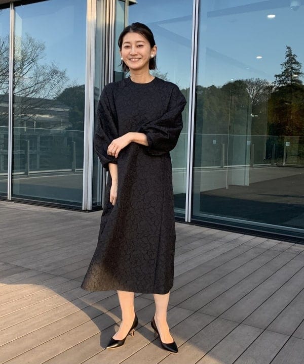 桑原 ふみさんの「BEAMS WOMEN｜フクレ織りジャカード パフスリーブ ドレス＊」を使ったコーディネート