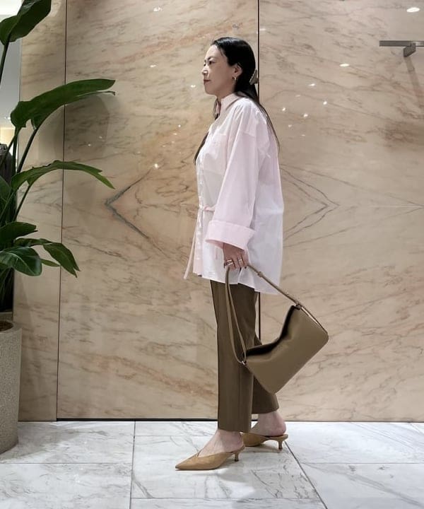 関 桂子さんの「BEAMS WOMEN｜AK+1 / ワイドカフス シャツ」を使ったコーディネート