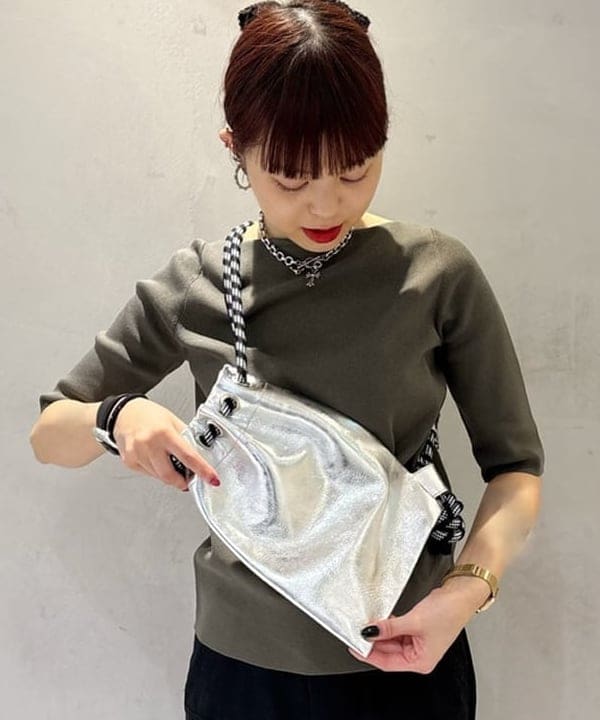 りかちょび/岸本梨佳さんの「BEAMS WOMEN｜NOMADIS / CREW メタリック ショルダーバッグ」を使ったコーディネート