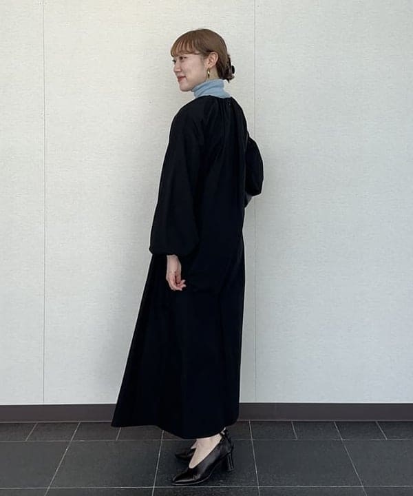 大浦 栞さんの「BEAMS WOMEN｜AK+1 / ネックギャザー ワンピース」を使ったコーディネート