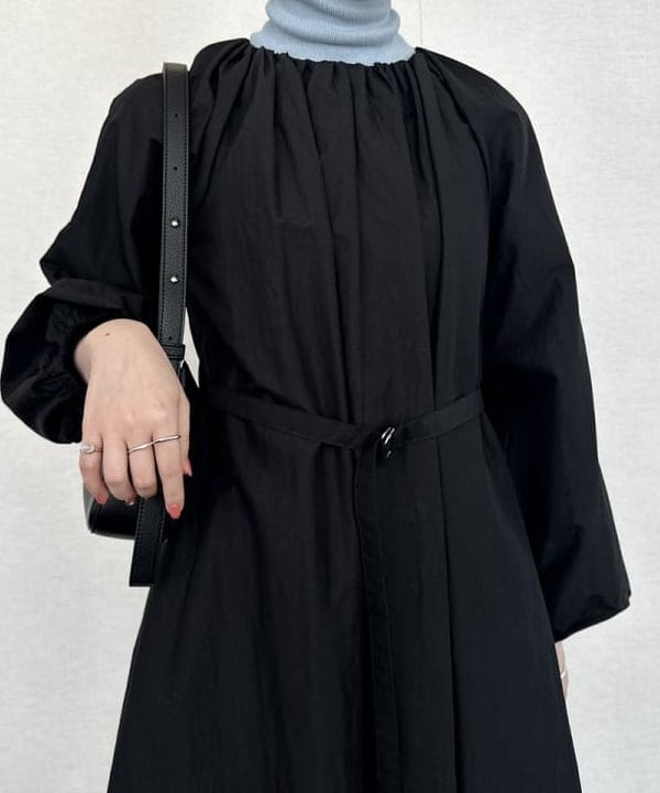 大浦 栞さんの「BEAMS WOMEN｜AK+1 / ネックギャザー ワンピース」を使ったコーディネート