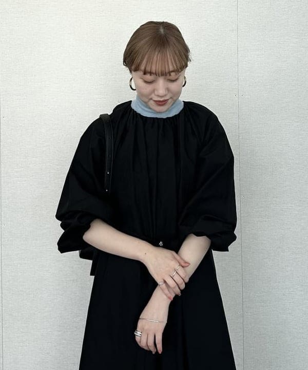 大浦 栞さんの「BEAMS WOMEN｜AK+1 / ネックギャザー ワンピース」を使ったコーディネート