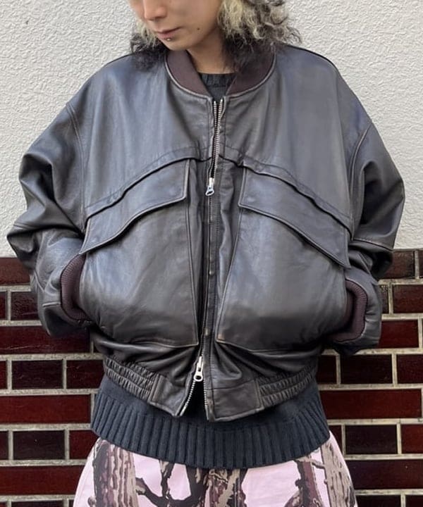菊田 悠さんの「BEAMS WOMEN｜ユーズド加工 レザー ショートブルゾン」を使ったコーディネート
