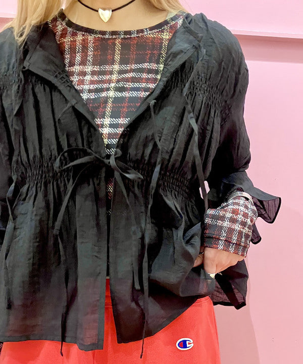 椎葉 未琴さんの「BEAMS WOMEN｜シアー シャーリング リボン ブラウス」を使ったコーディネート