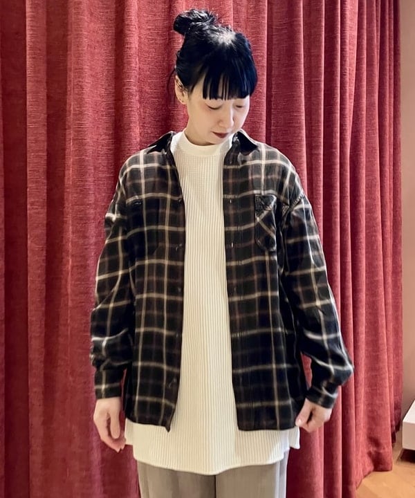 すぎやま えみさんの「maturely / ディープ タック ワイド スラックス」を使ったコーディネート