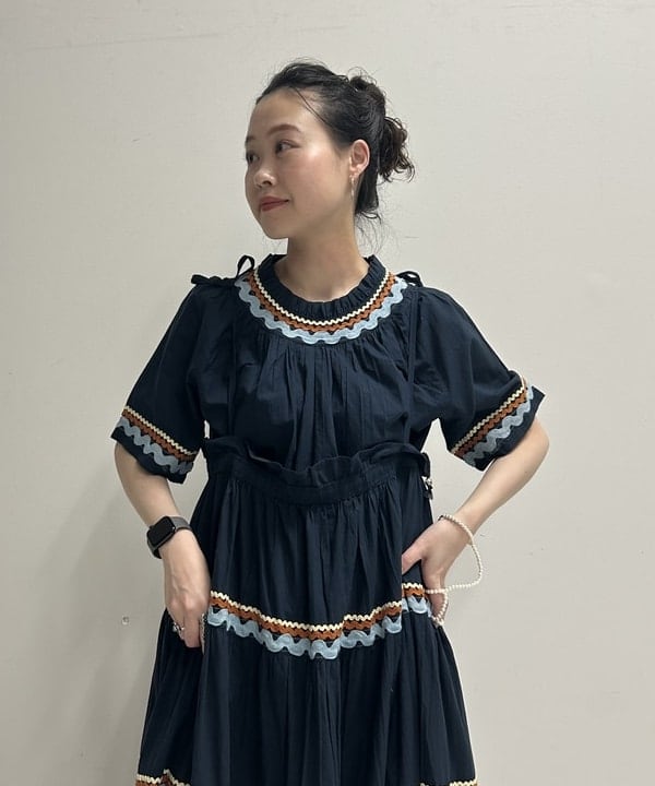清水 彩乃さんの「BEAMS WOMEN｜【別注】trepied / テープ ギャザー スモック」を使ったコーディネート