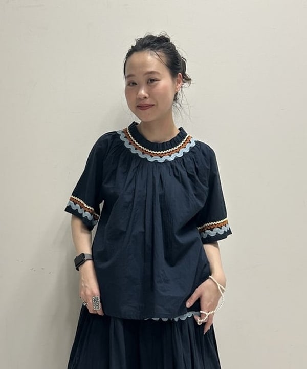 清水 彩乃さんの「BEAMS WOMEN｜【別注】trepied / テープ ギャザー スモック」を使ったコーディネート