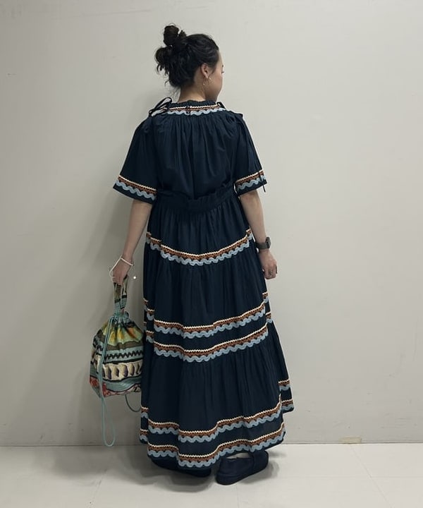 清水 彩乃さんの「BEAMS WOMEN｜【別注】trepied / テープ ギャザー スモック」を使ったコーディネート