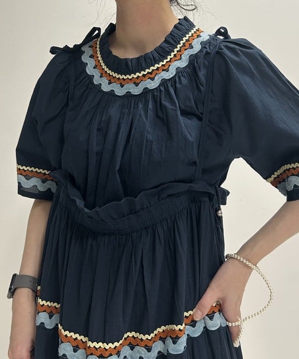 清水 彩乃さんの「BEAMS WOMEN｜【別注】trepied / テープ ギャザー スモック」を使ったコーディネート