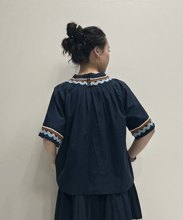 清水 彩乃さんの「BEAMS WOMEN｜【別注】trepied / テープ ギャザー スモック」を使ったコーディネート