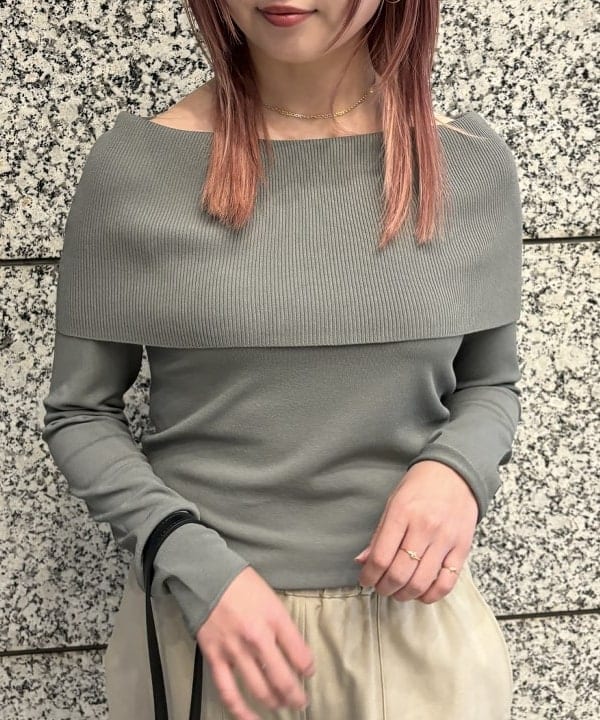 篠崎 香月さんの「BEAMS WOMEN｜オフショルダー プルオーバーニット」を使ったコーディネート
