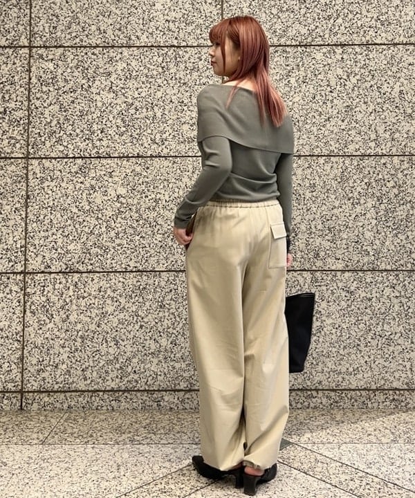 篠崎 香月さんの「BEAMS WOMEN｜オフショルダー プルオーバーニット」を使ったコーディネート