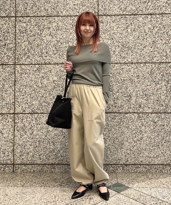 篠崎 香月さんの「BEAMS WOMEN｜オフショルダー プルオーバーニット」を使ったコーディネート
