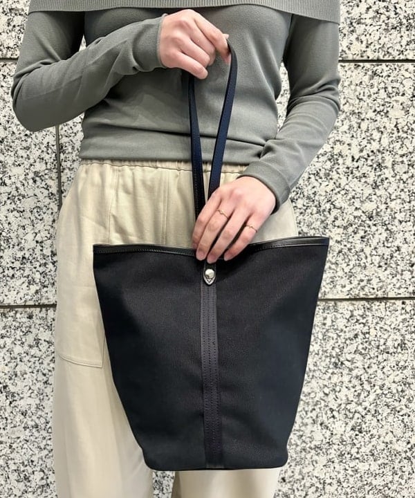 篠崎 香月さんの「BEAMS WOMEN｜オフショルダー プルオーバーニット」を使ったコーディネート