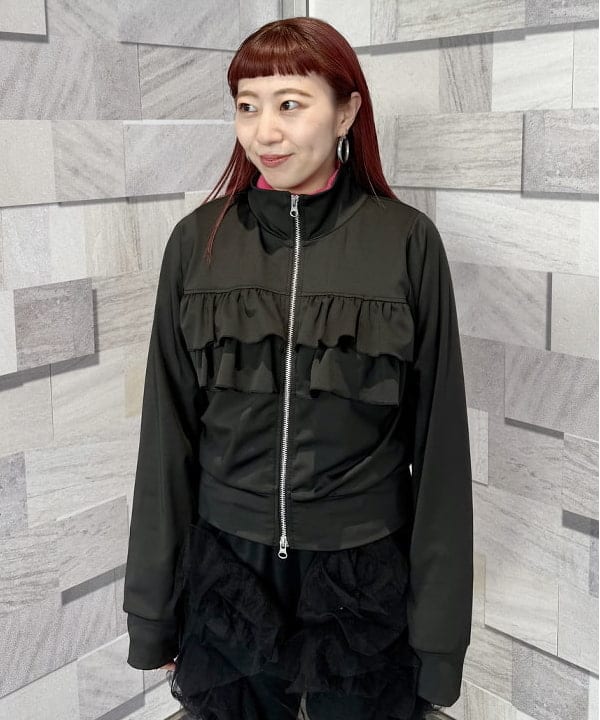 庭野 優紀さんの「BEAMS WOMEN｜フリル ハイネック ジップ ジャケット」を使ったコーディネート
