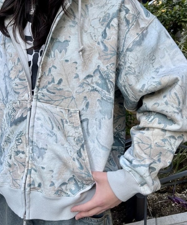 トラ吉さんの「BEAMS WOMEN｜フェードカモ ジップアップ フーディ」を使ったコーディネート