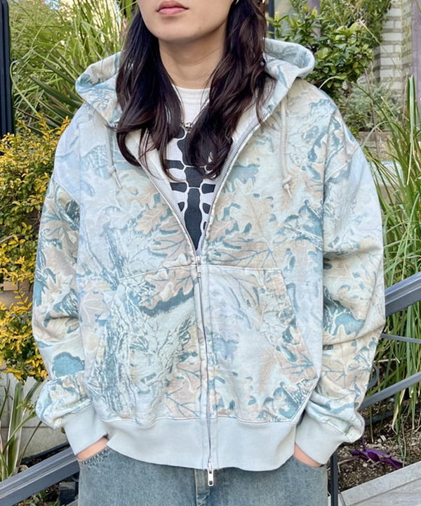 トラ吉さんの「BEAMS WOMEN｜フェードカモ ジップアップ フーディ」を使ったコーディネート