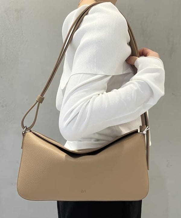 野村 美紅さんの「BEAMS WOMEN｜オフショルダー プルオーバーニット」を使ったコーディネート