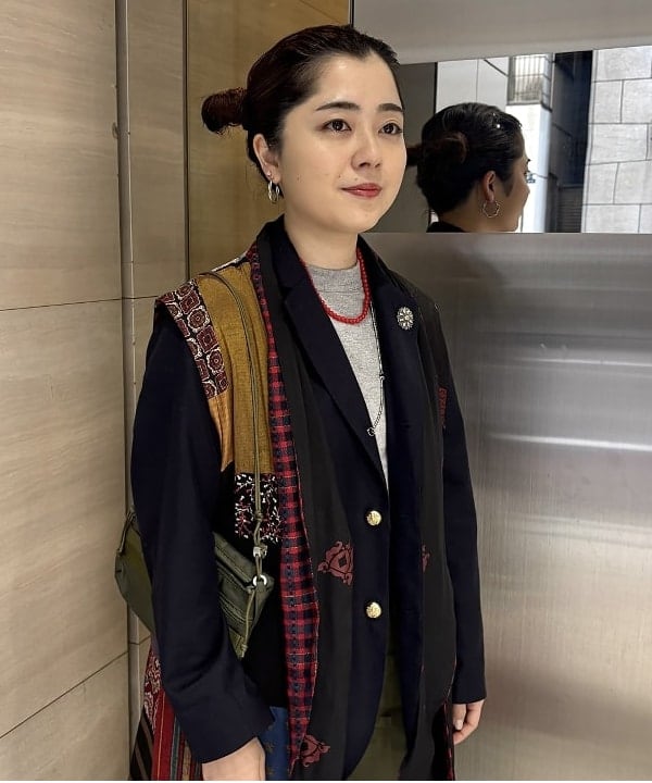 吉野 多恵さんの「BEAMS WOMEN｜BEAMS BOY / ポリエステル ウール 3ボタン ブレザー」を使ったコーディネート