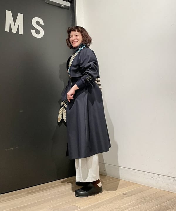 IZUMI MAYUMIさんの「BEAMS WOMEN｜ライト ツイル トレンチコート」を使ったコーディネート
