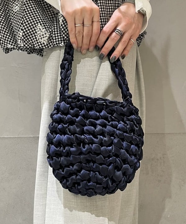 高木 菜央さんの「BEAMS WOMEN｜ISLA DE GAR / サテン クロシェ ハンドバッグ」を使ったコーディネート