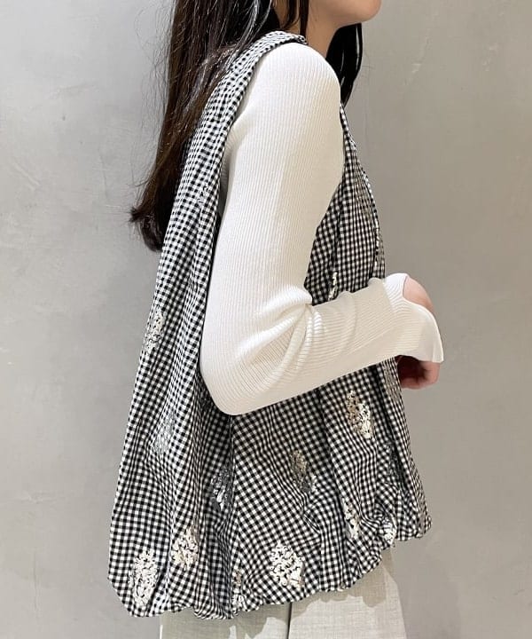 高木 菜央さんの「BEAMS WOMEN｜ISLA DE GAR / サテン クロシェ ハンドバッグ」を使ったコーディネート